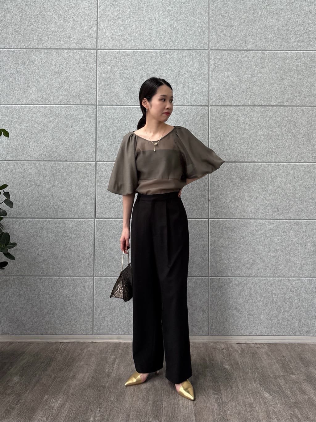 ひなさんの「INDIVI｜ボリュームスリーブブラウス」を使ったコーディネート