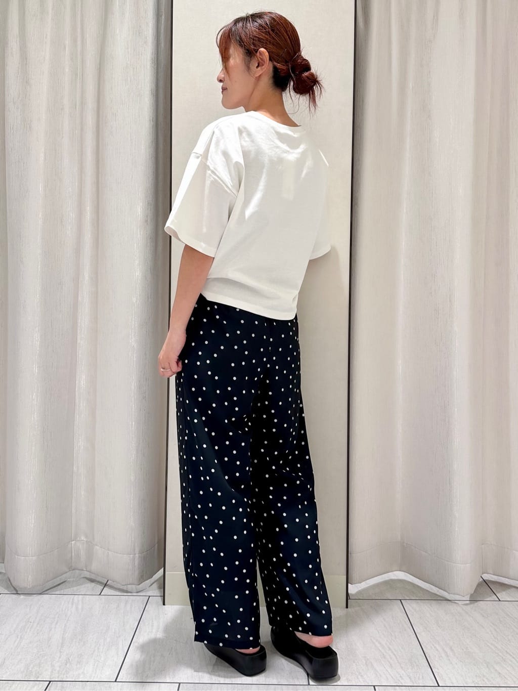 komiさんの「UNTITLED｜【コットン100/ゆったり/ショート丈/洗える】ベロアロゴTシャツ」を使ったコーディネート