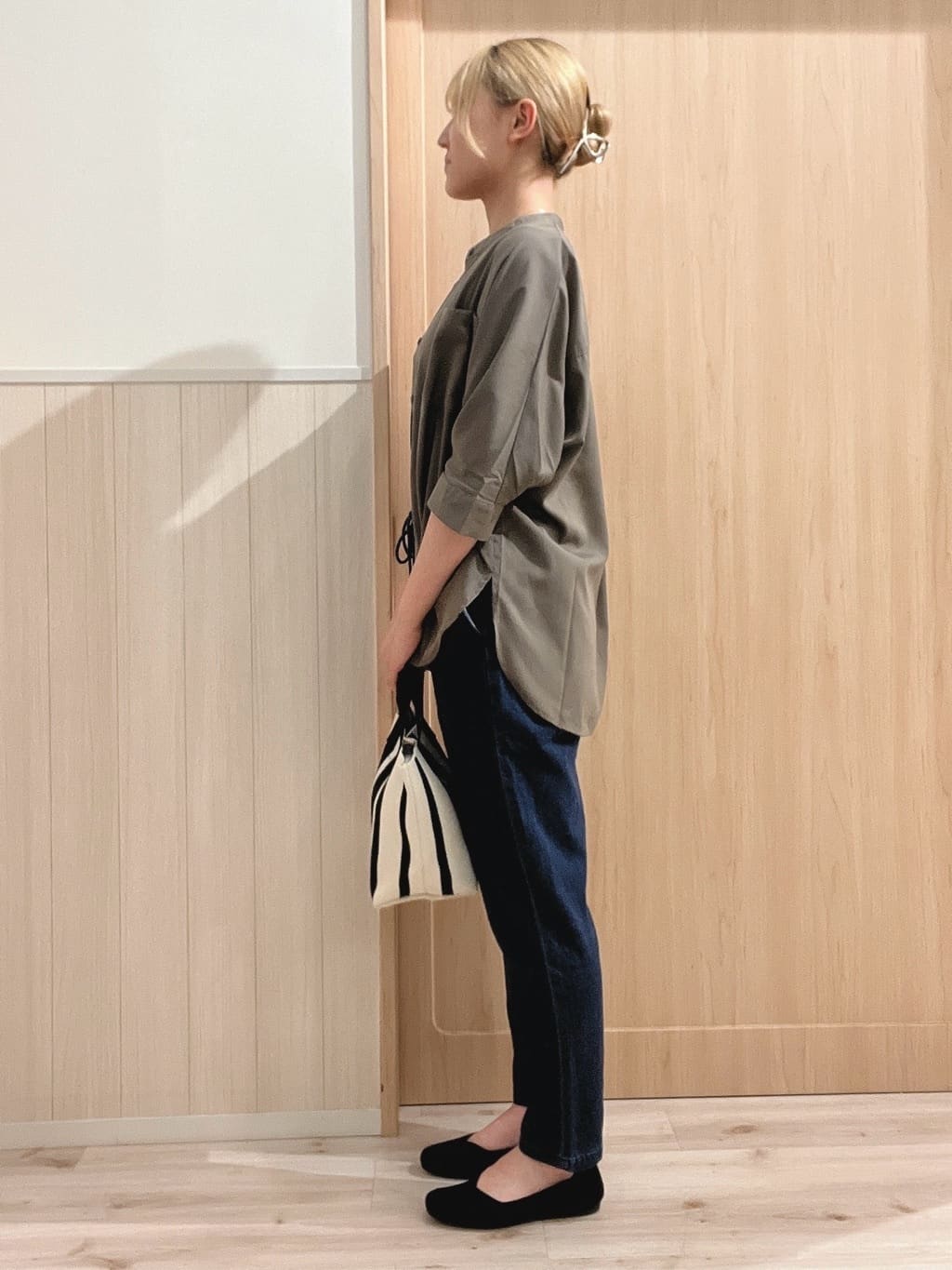 らこさんの「SHOO･LA･RUE｜【S-LL/洗濯後しわになりにくい】コットン風 前あきドルマンブラウス」を使ったコーディネート