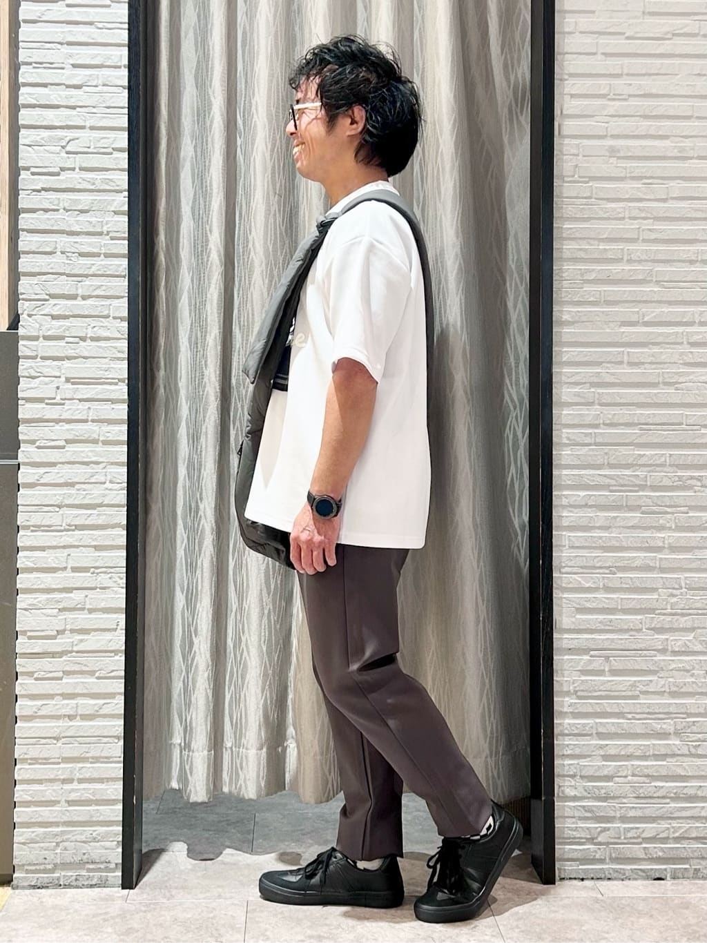 KENJI Iさんの「THE SHOP TK｜コード刺繍フォトプリント半袖Tシャツ 【洗濯機OK】」を使ったコーディネート
