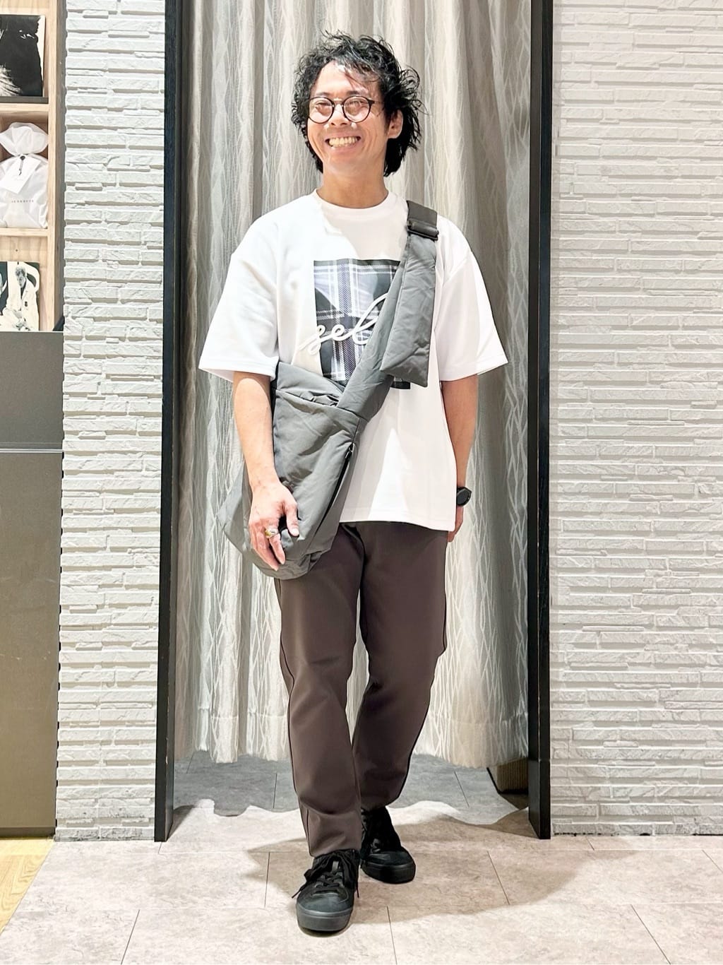 KENJI Iさんの「THE SHOP TK｜コード刺繍フォトプリント半袖Tシャツ 【洗濯機OK】」を使ったコーディネート