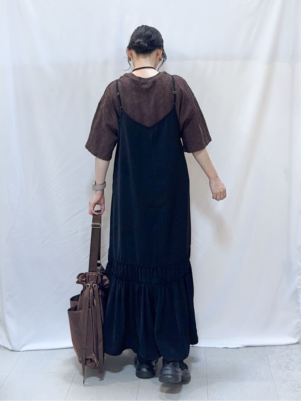 𝐇𝐢𝐫𝐨𝐦𝐢さんの「SHOO･LA･RUE｜【ひんやり】シャーリングがアクセントに 大人のデザインキャミワンピース」を使ったコーディネート