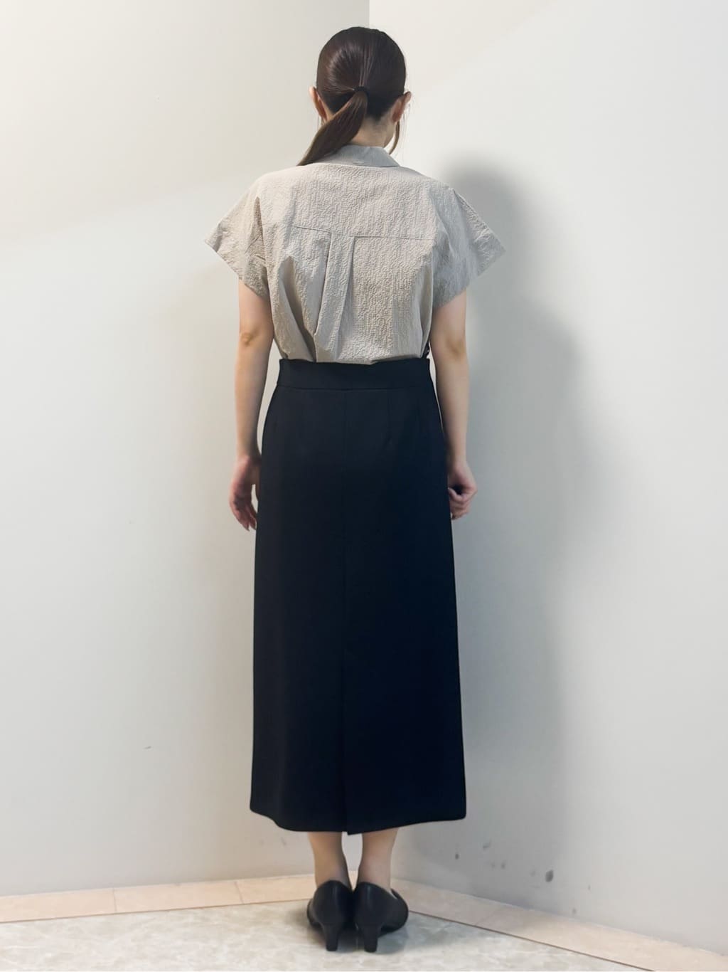 Sawaさんの「Reflect｜【二の腕さりげなくカバー】シャツ衿オフボディブラウス」を使ったコーディネート