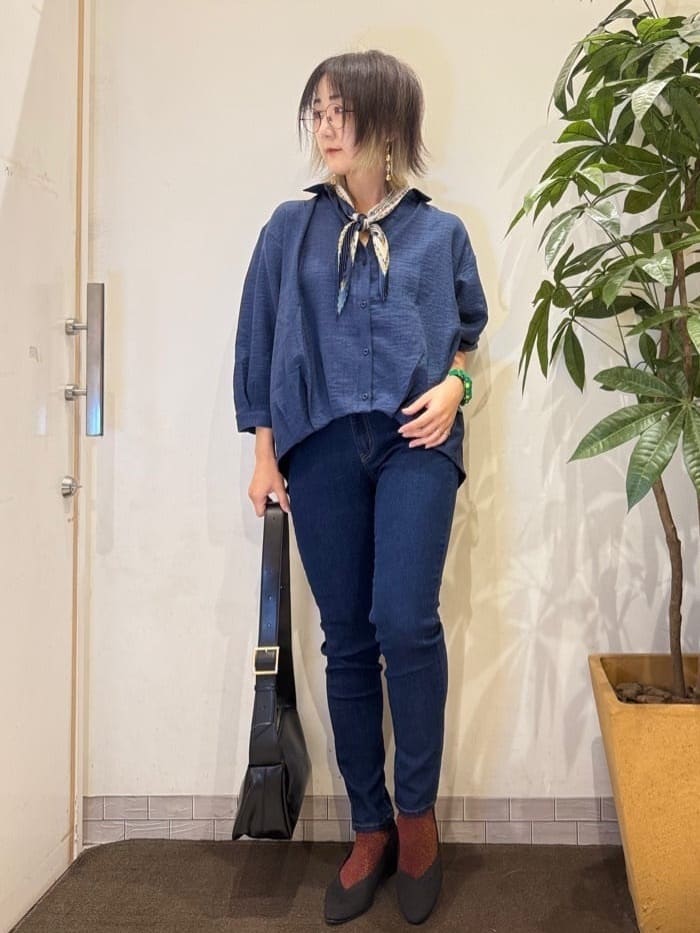 misakiさんの「SHOO･LA･RUE｜【S-LL】インせず着られる デニムライク前開きブラウス」を使ったコーディネート