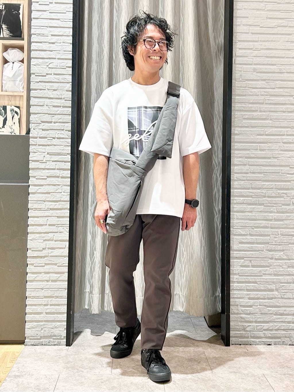 KENJI Iさんの「THE SHOP TK｜コード刺繍フォトプリント半袖Tシャツ 【洗濯機OK】」を使ったコーディネート