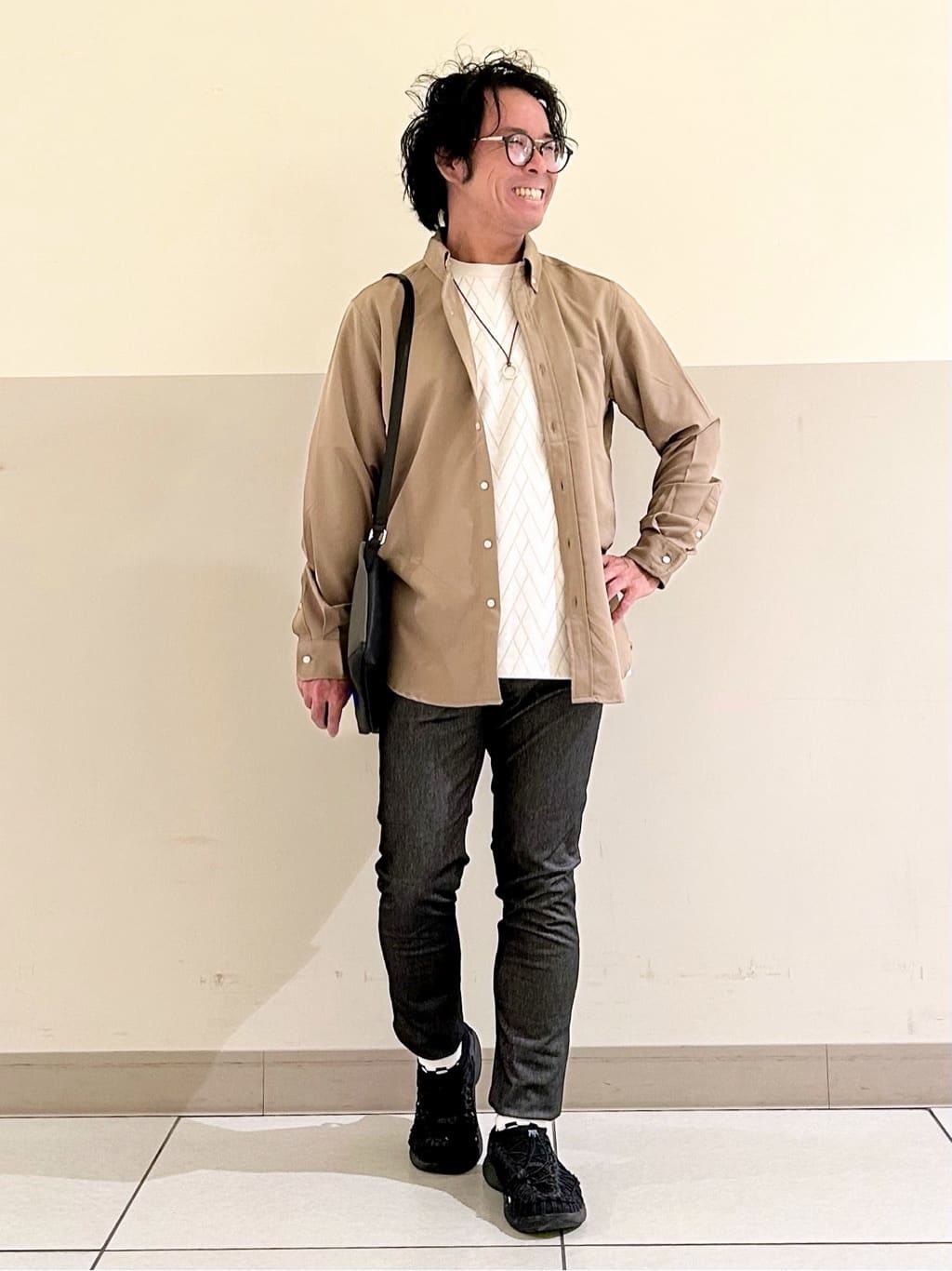KENJI Iさんの「THE SHOP TK｜スムースファイバー長袖シャツ 【吸水速乾/UVカット/軽量/イージーケア】」を使ったコーディネート