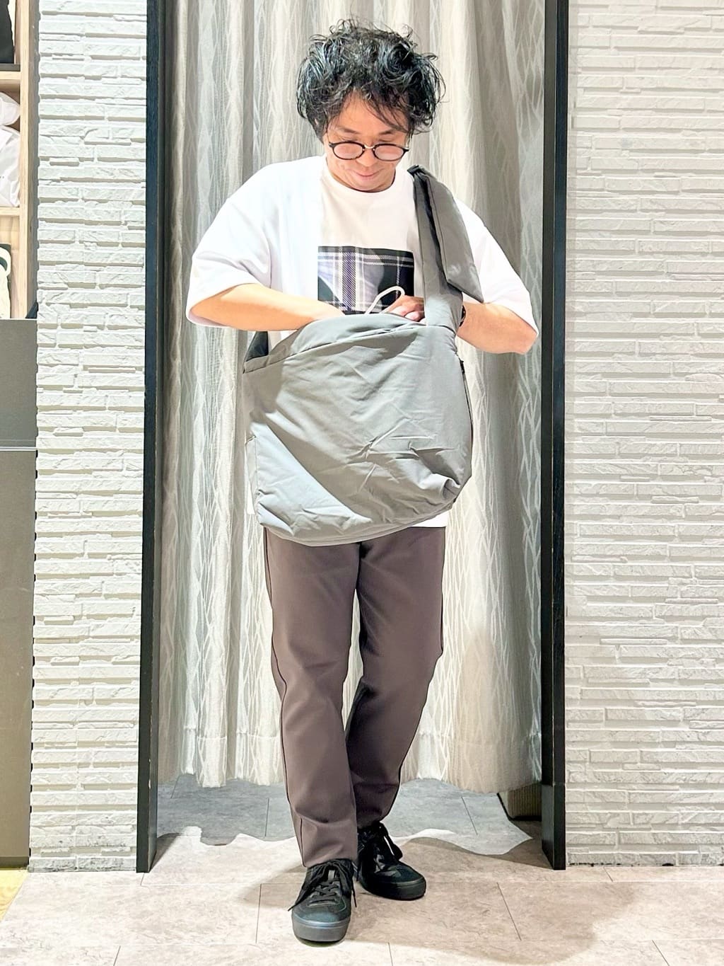 KENJI Iさんの「THE SHOP TK｜コード刺繍フォトプリント半袖Tシャツ 【洗濯機OK】」を使ったコーディネート