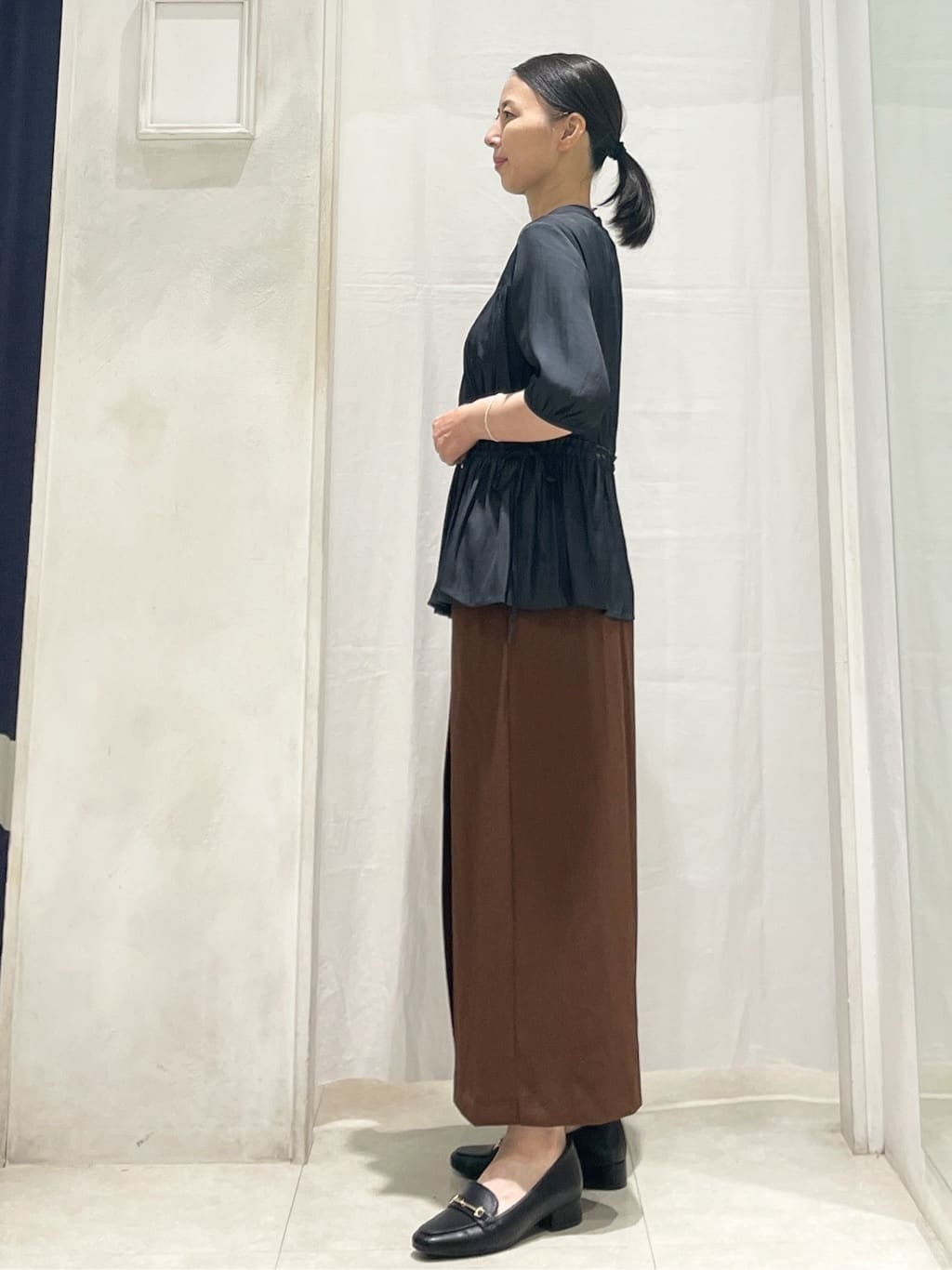 hiroさんの「grove｜【二の腕/体型カバー】メリハリシルエットが叶うシャーリングブラウス」を使ったコーディネート