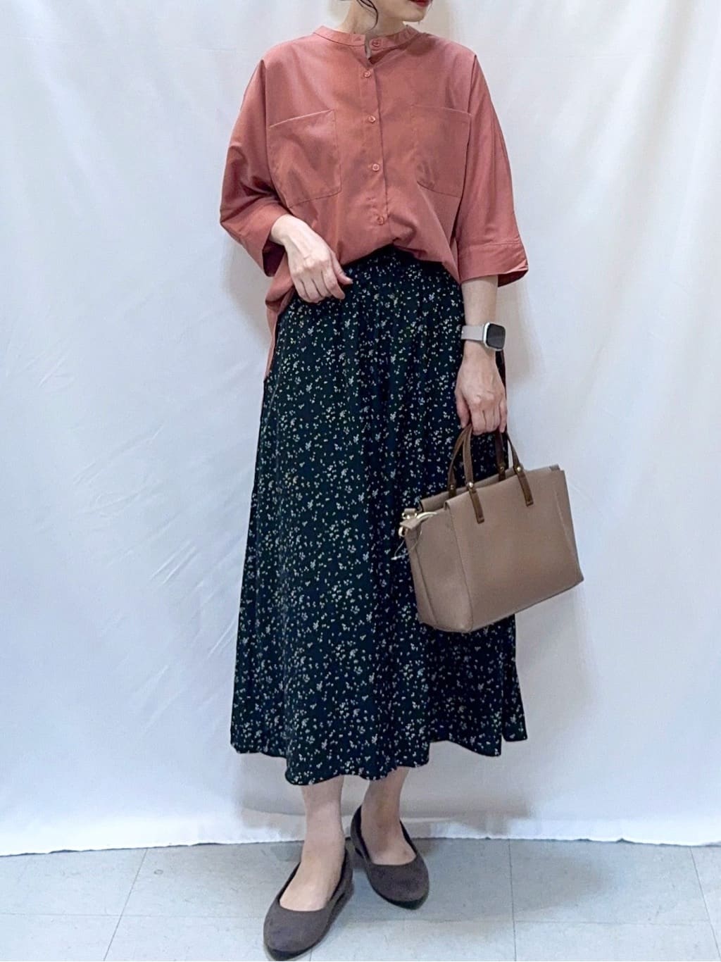 𝐇𝐢𝐫𝐨𝐦𝐢さんの「SHOO･LA･RUE｜【S-LL/洗濯後しわになりにくい】コットン風 前あきドルマンブラウス」を使ったコーディネート