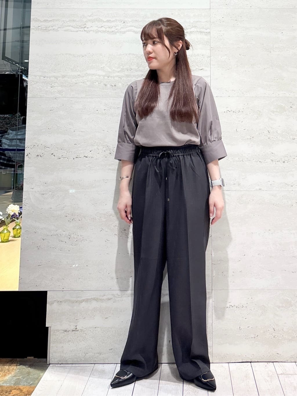 かほさんの「OPAQUE.CLIP｜【抗菌防臭加工／通勤対応可能】デザインバックルポインテッドパンプス」を使ったコーディネート