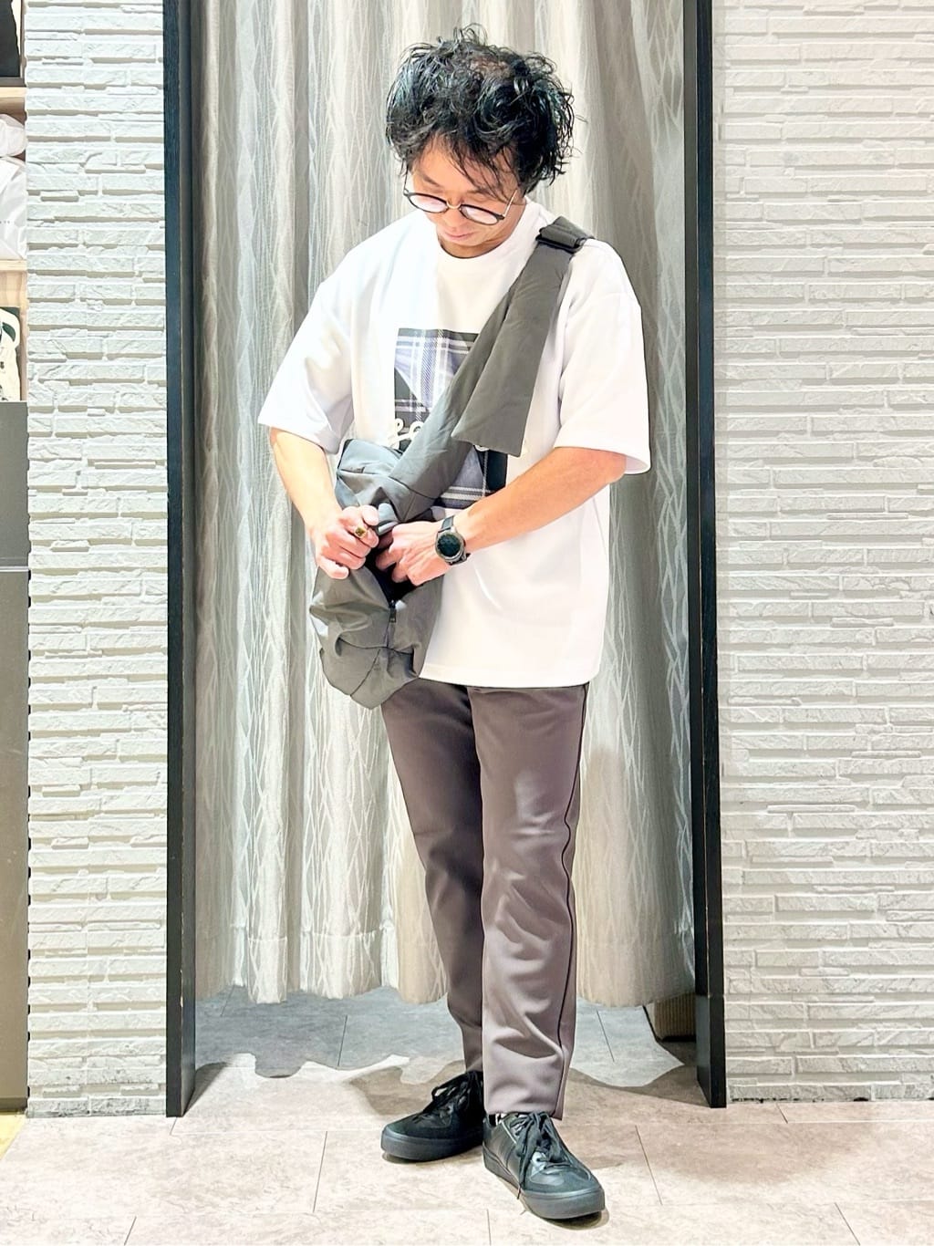 KENJI Iさんの「THE SHOP TK｜コード刺繍フォトプリント半袖Tシャツ 【洗濯機OK】」を使ったコーディネート