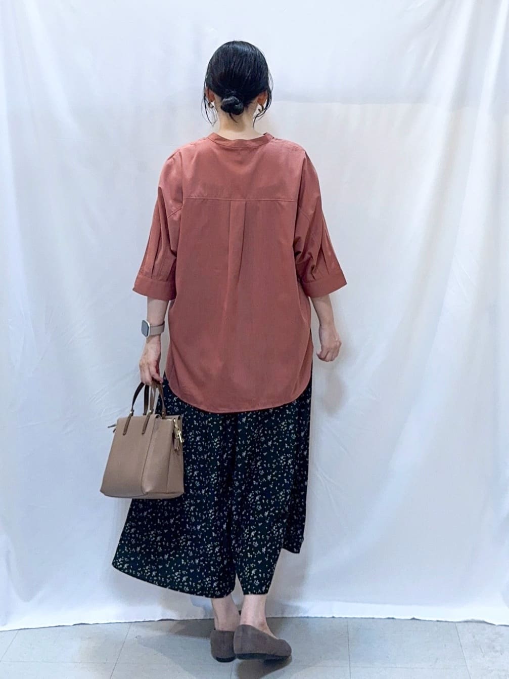𝐇𝐢𝐫𝐨𝐦𝐢さんの「SHOO･LA･RUE｜【S-LL/洗濯後しわになりにくい】コットン風 前あきドルマンブラウス」を使ったコーディネート