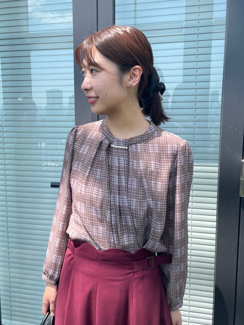 abeさんの「Couture brooch｜【大人可愛い・パール取り外し・通勤】・タックタイチェック柄ブラウス」を使ったコーディネート