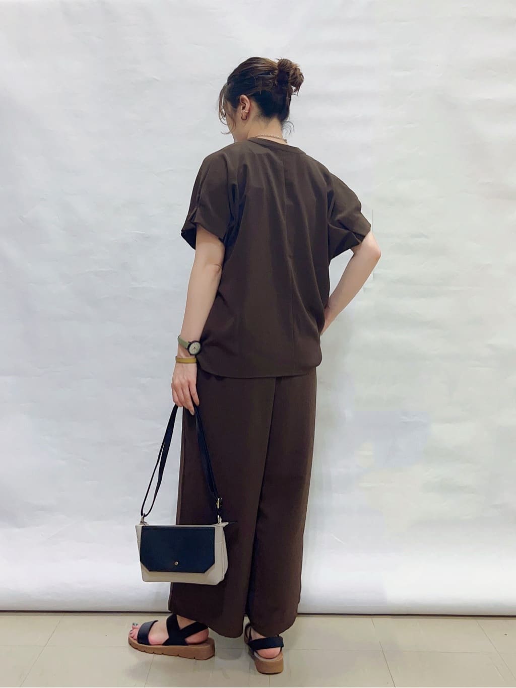 まっつんさんの「SHOO･LA･RUE｜【S-LL/セットアップ可/ひんやり】きちんと見えで上品 お袖タック スキッパーブラウス」を使ったコーディネート
