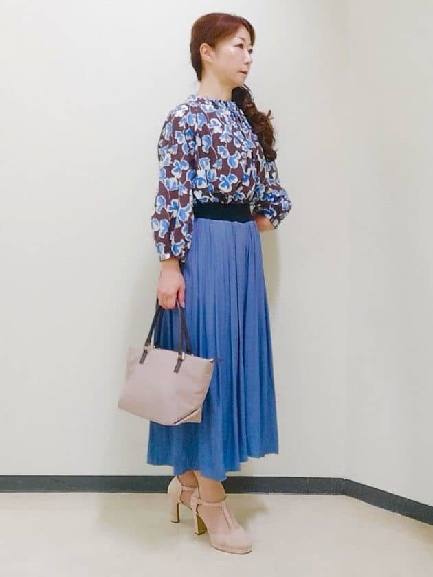 花さんの「Reflect｜【ジャケットのインナーにおすすめ◎】花柄タックデザインブブラウス」を使ったコーディネート