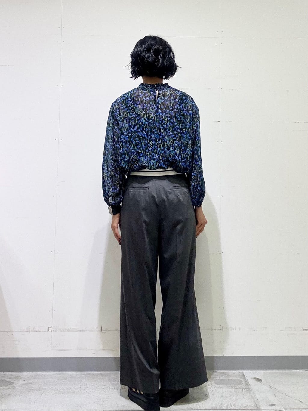 naoさんの「INDIVI｜【秋映え柄/セットアップ可能】フラワーシフォンブラウス」を使ったコーディネート