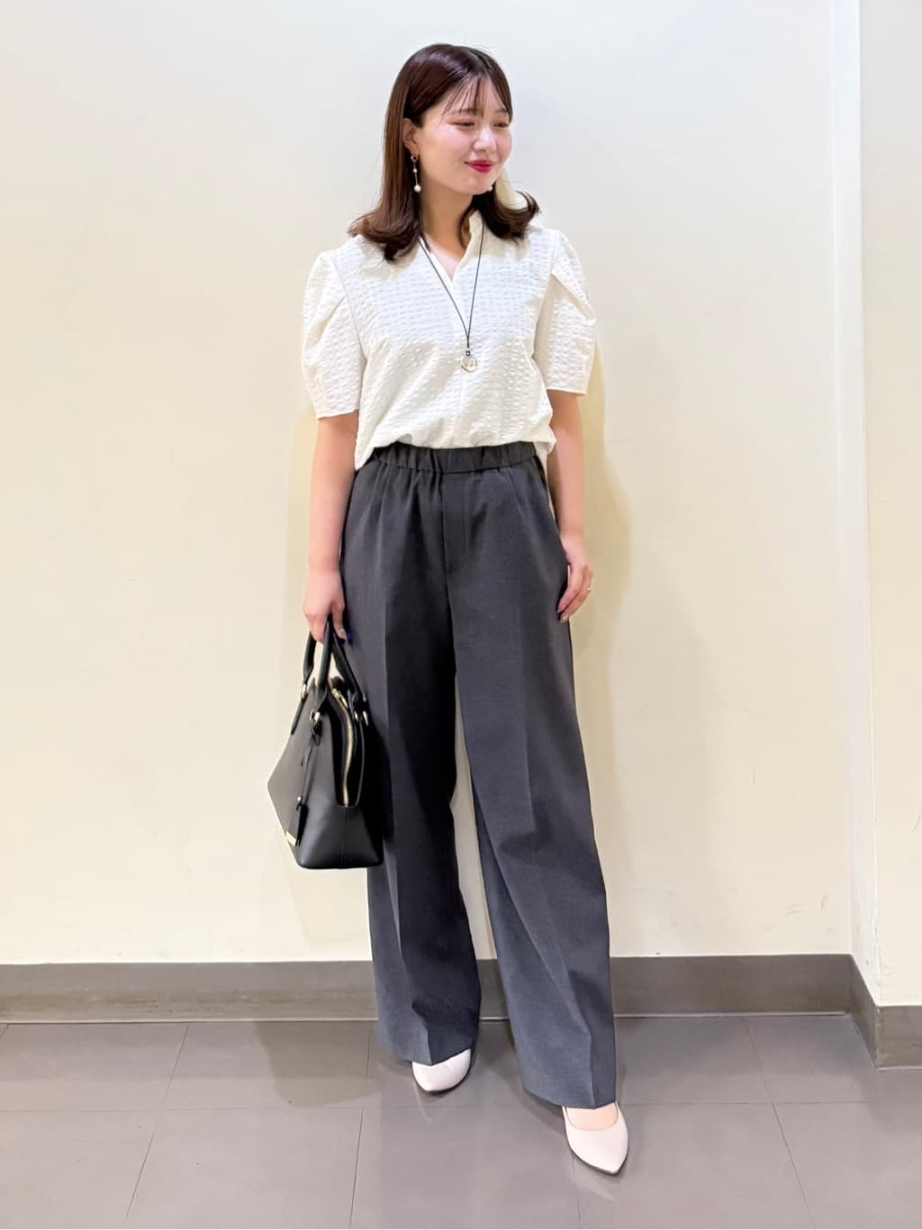 いくみさんの「UNTITLED｜【吸水速乾/ストレッチ/Vネック】フォルムスリーブ ブラウス」を使ったコーディネート