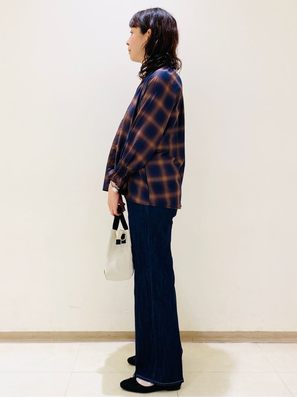 COCOさんの「grove｜【美シルエット/選べる着丈】大人のためのソフトフレアーデニム」を使ったコーディネート