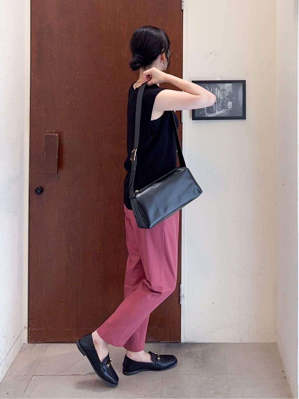 𝐇𝐢𝐫𝐨𝐦𝐢さんの「SHOO･LA･RUE｜【S-LL】ゴールドボタンが上品 大人のニットベスト」を使ったコーディネート