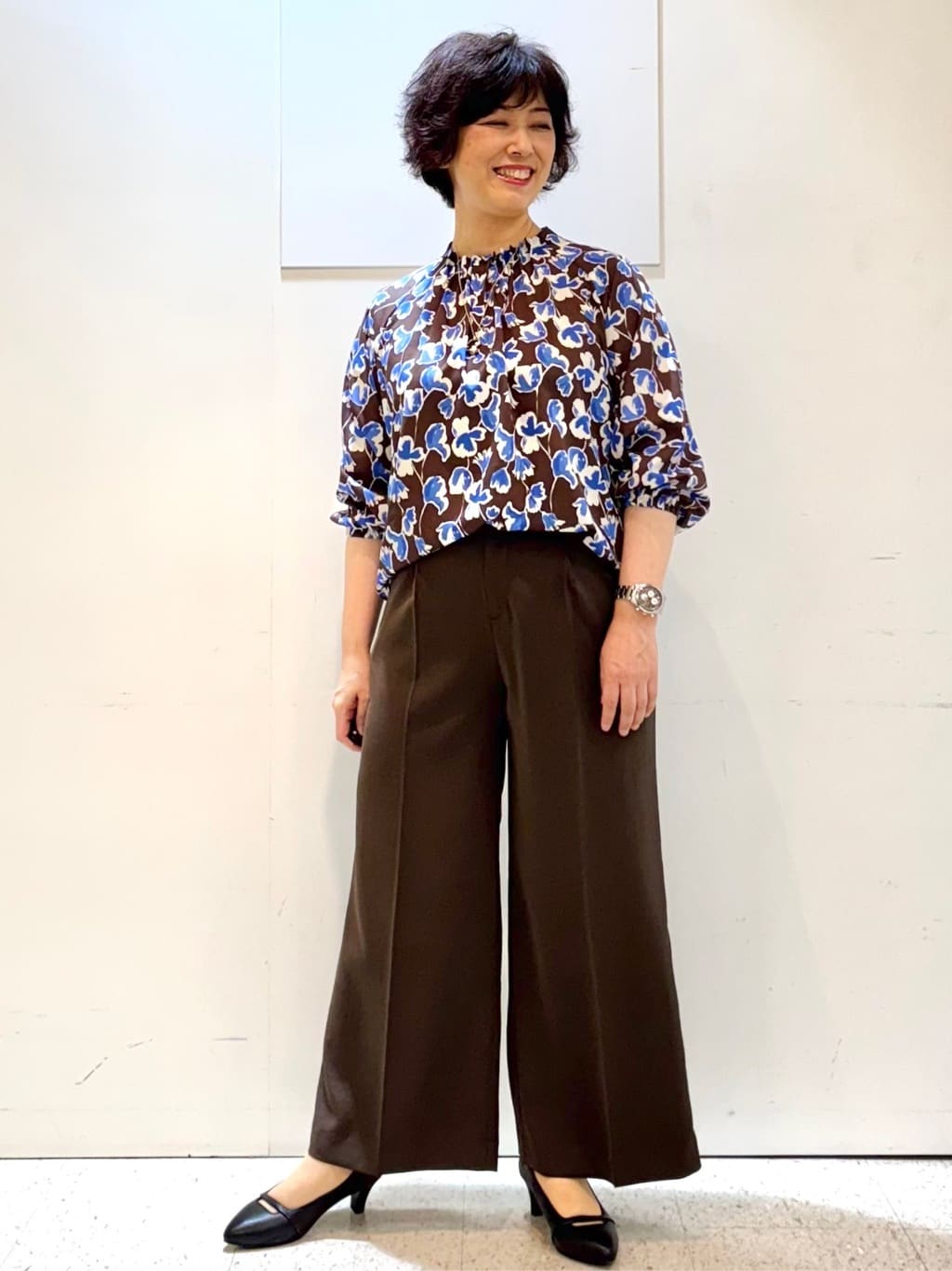 ヤスコさんの「Reflect｜【ジャケットのインナーにおすすめ◎】花柄タックデザインブブラウス」を使ったコーディネート