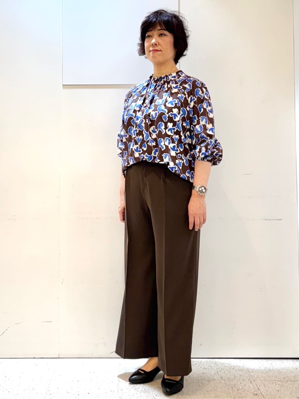 ヤスコさんの「Reflect｜【ジャケットのインナーにおすすめ◎】花柄タックデザインブブラウス」を使ったコーディネート
