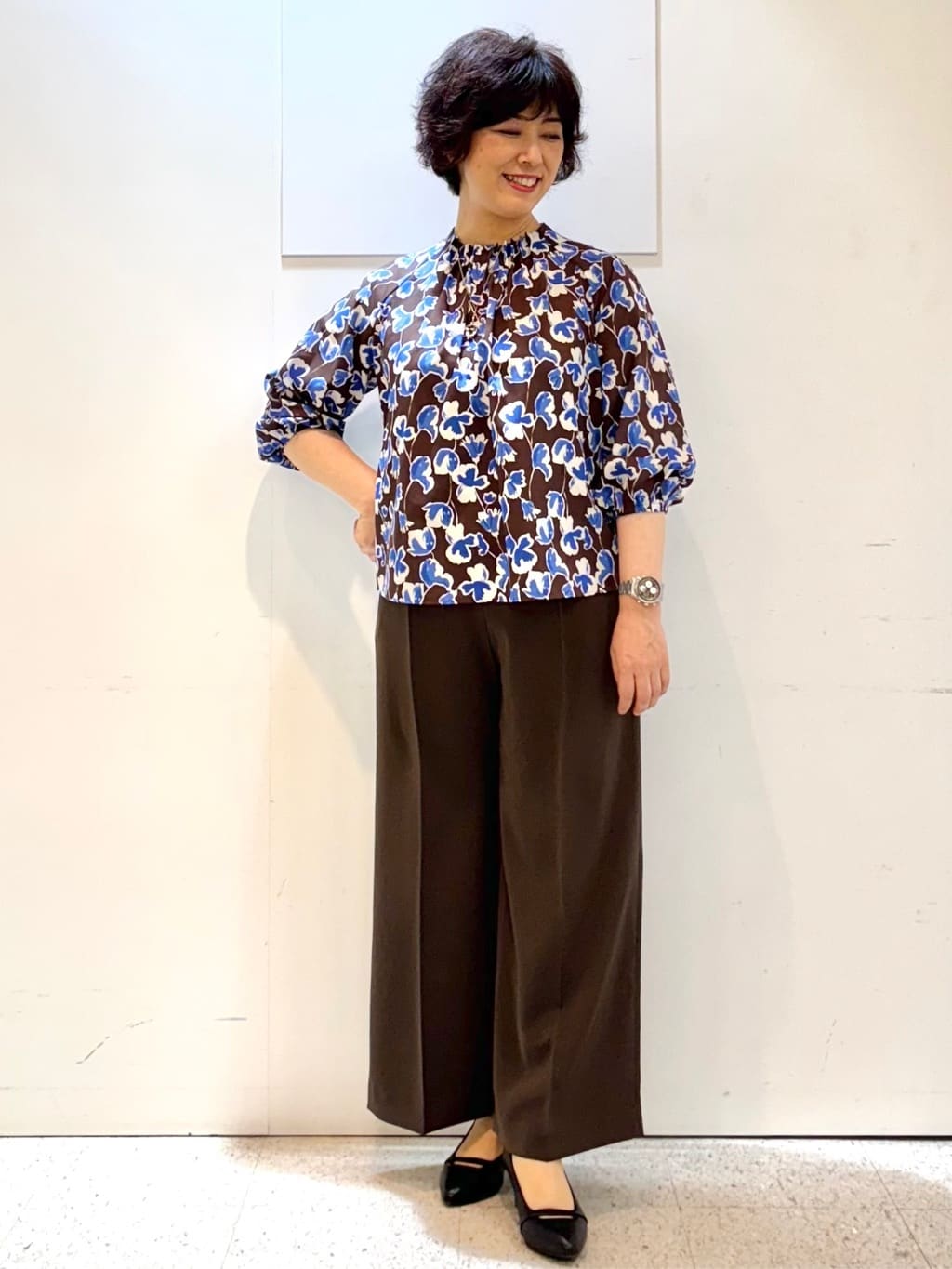 ヤスコさんの「Reflect｜【ジャケットのインナーにおすすめ◎】花柄タックデザインブブラウス」を使ったコーディネート
