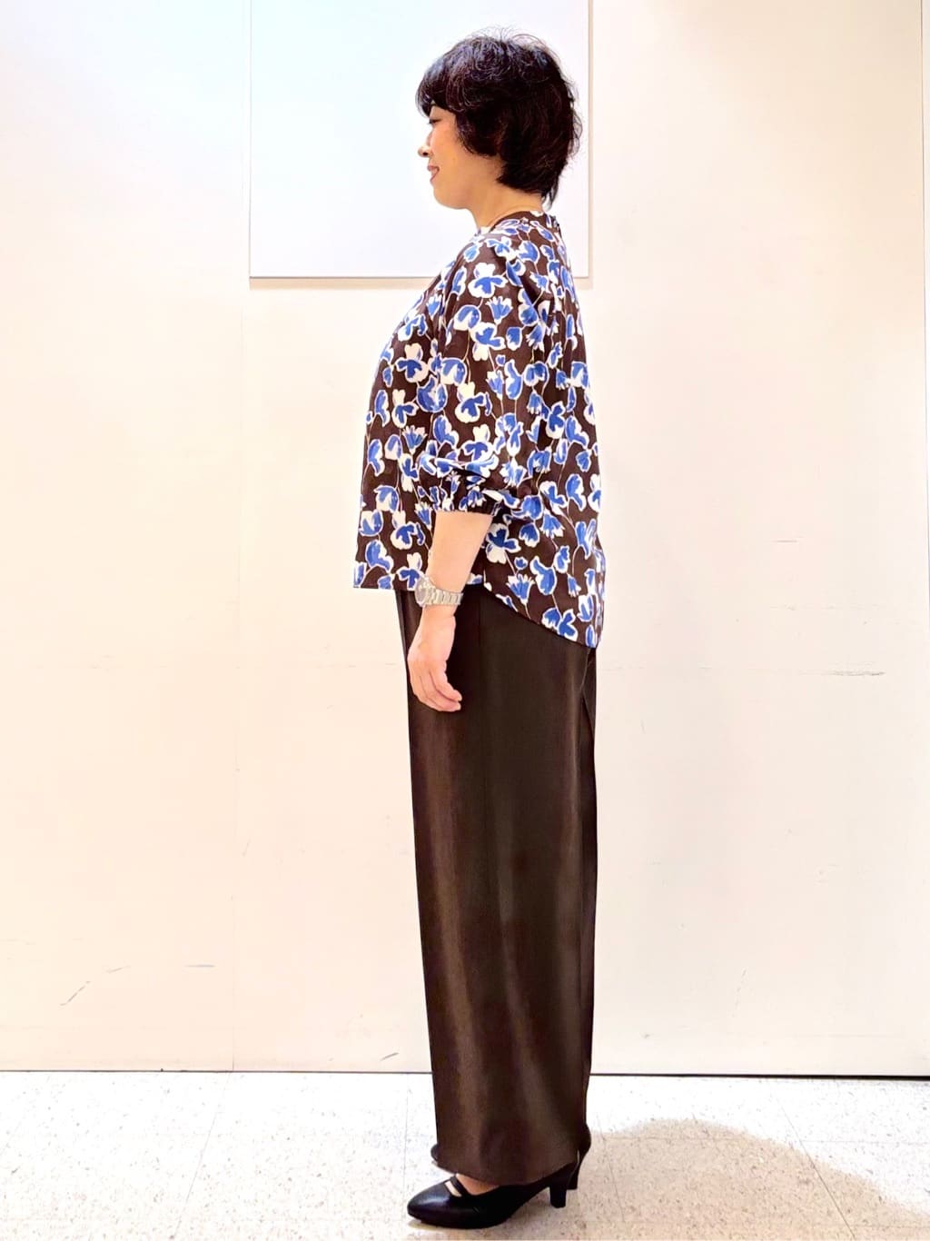 ヤスコさんの「Reflect｜【ジャケットのインナーにおすすめ◎】花柄タックデザインブブラウス」を使ったコーディネート