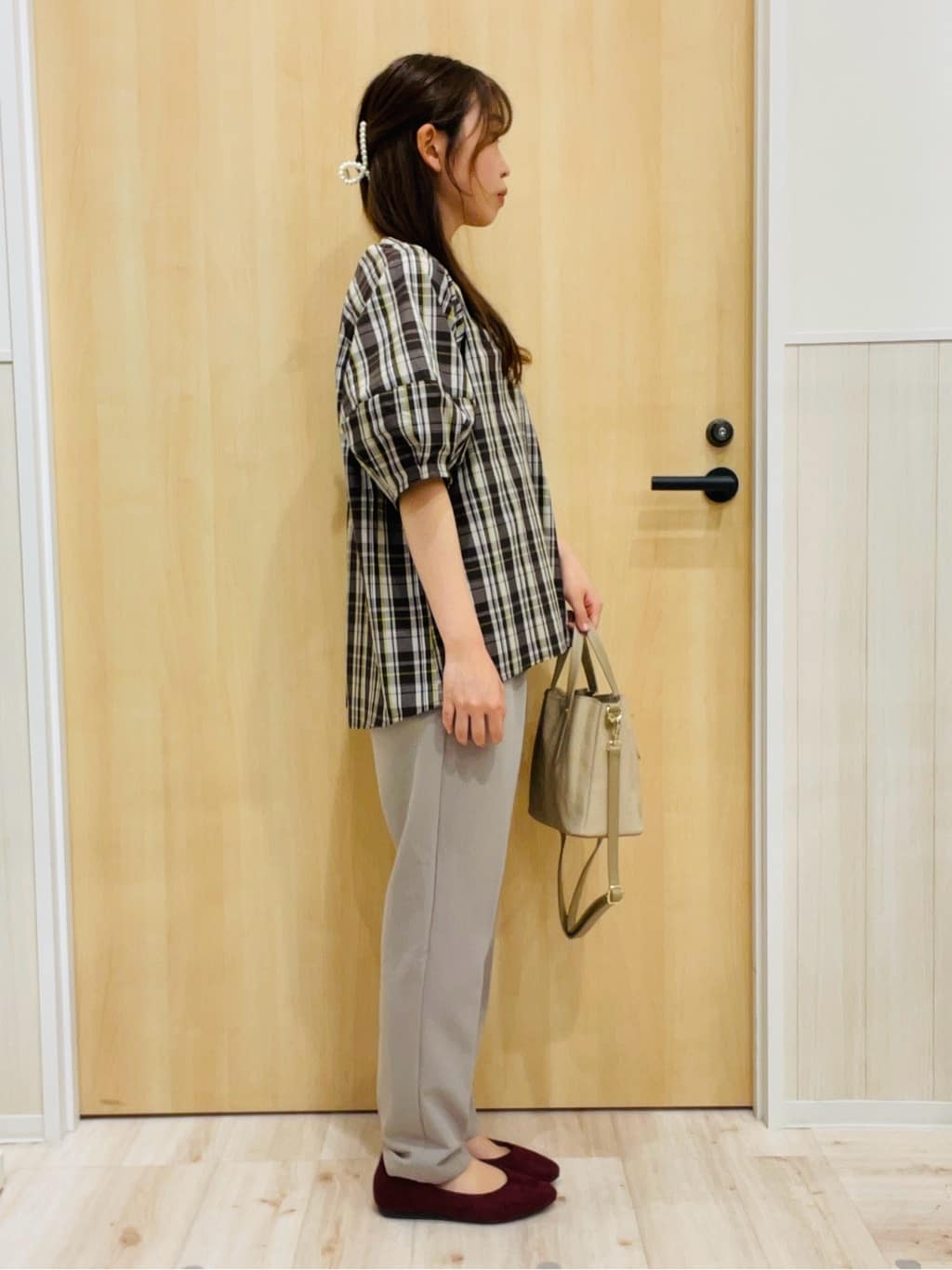 minamiさんの「SHOO･LA･RUE｜【S-LL/洗濯後しわになりにくい】ランタンスリーブで女性らしく 5分袖スキッパーブラウス」を使ったコーディネート