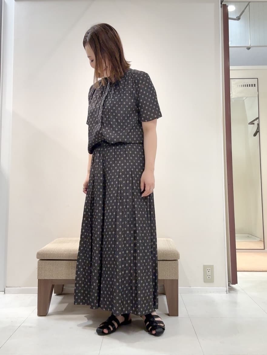 YUIさんの「UNTITLED｜【セットアップ可/リラクシー/通勤】スクエアジオメ柄ブラウス」を使ったコーディネート