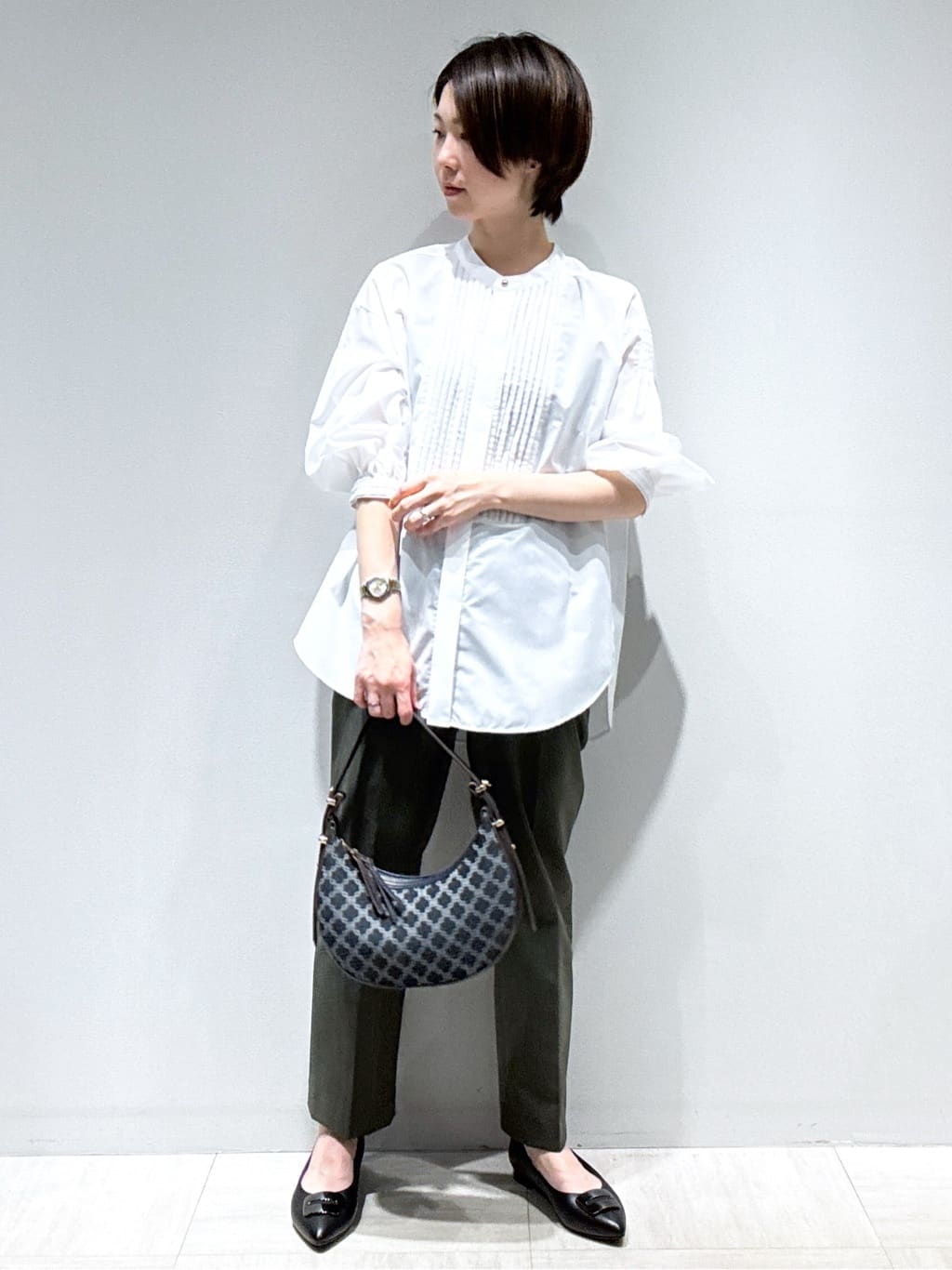 まちこさんの「Reflect｜【程よいゆとり感／体型カバー】ピンタックデザインシャンブレーブラウス」を使ったコーディネート