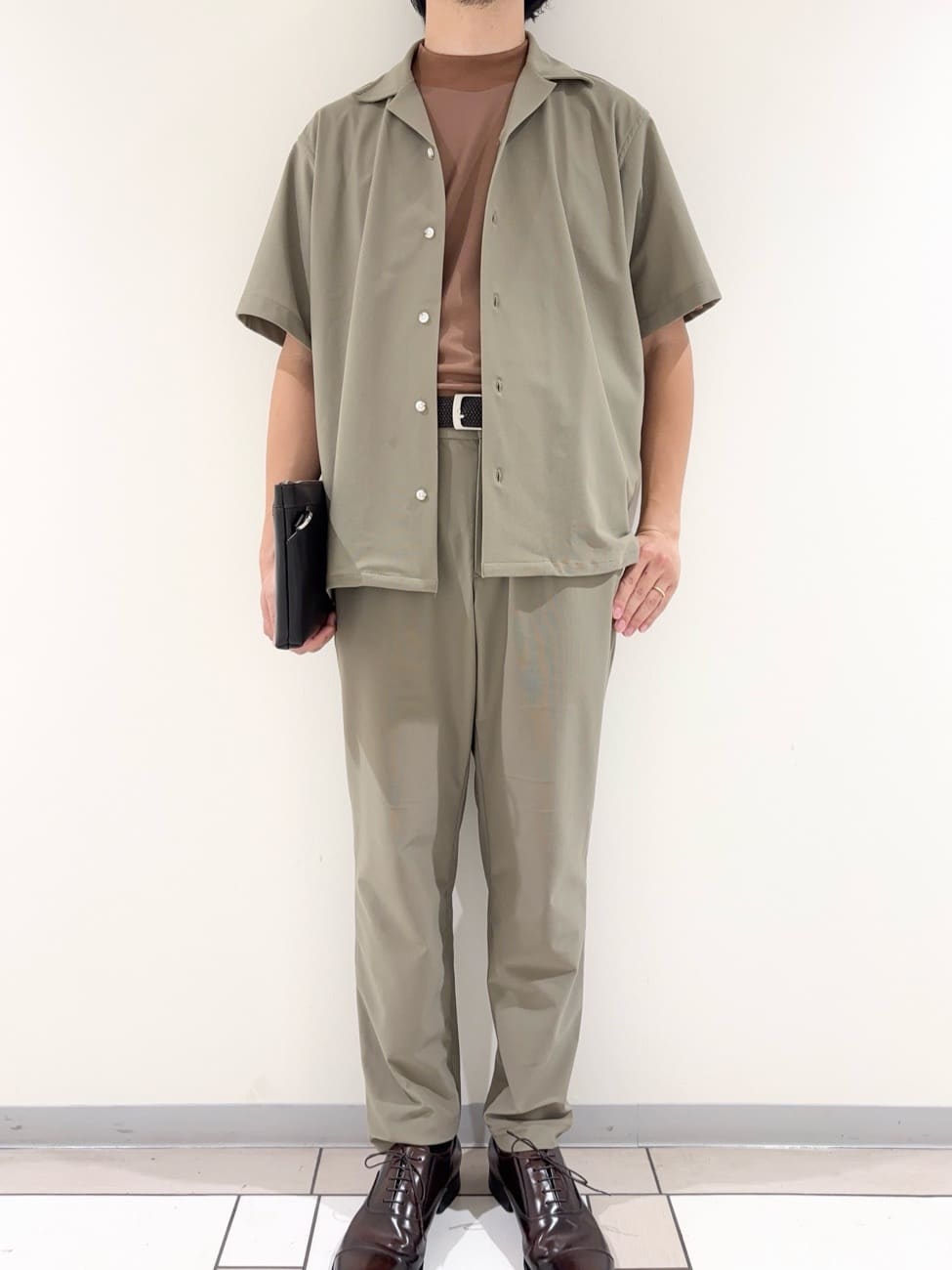 及川さんの「TAKEO KIKUCHI｜【COOL CITY WEAR】エアートール オープンカラーシャツ /接触冷感・通気性」を使ったコーディネート