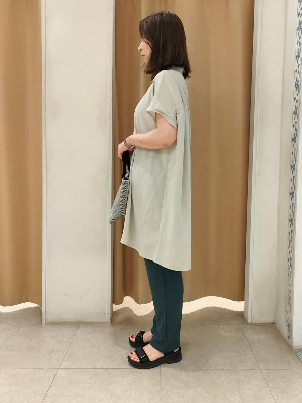 junさんの「SHOO･LA･RUE｜【S-LL/体型カバー】さらりとしたタッチが心地よい バックギャザーブラウス」を使ったコーディネート