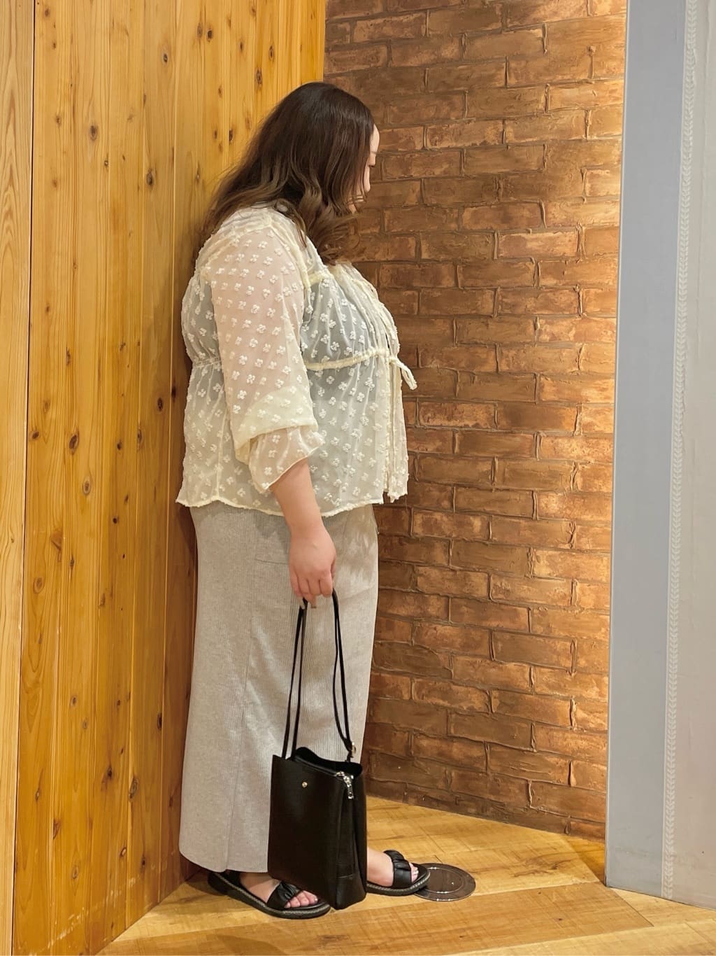 Risaさんの「SHOO･LA･RUE｜華やかにさをプラスする シアードビー シャーリングブラウス」を使ったコーディネート