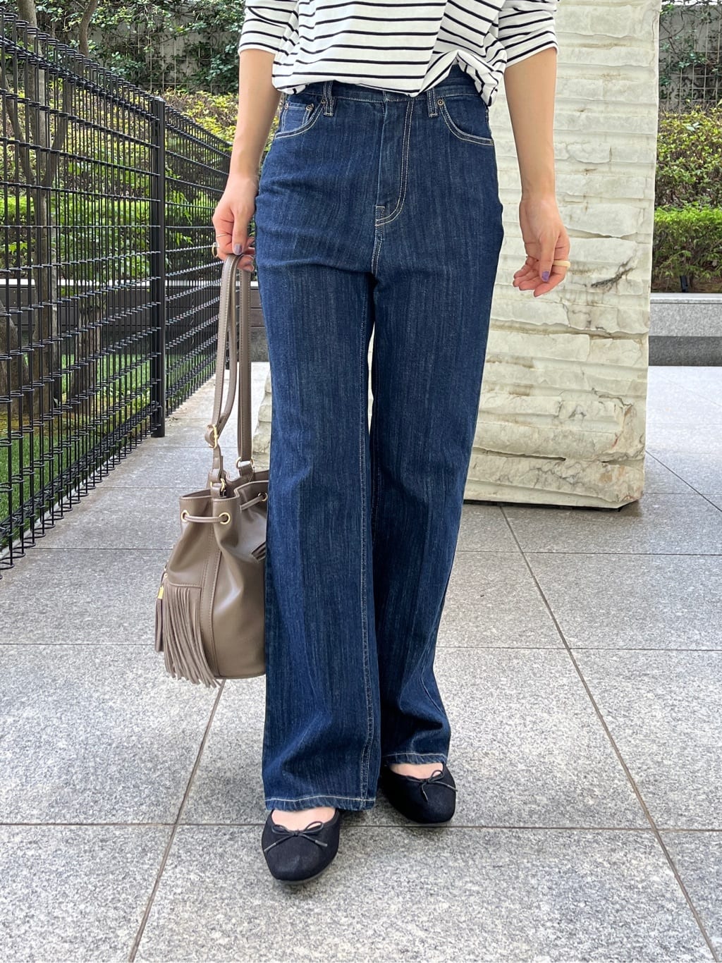 cotaniさんの「grove｜【美シルエット/選べる着丈】大人のためのソフトフレアーデニム」を使ったコーディネート
