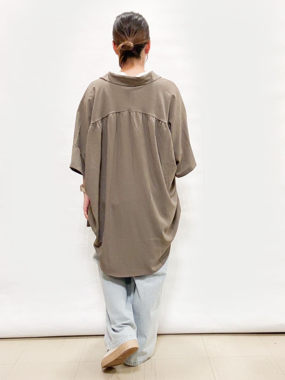 bulさんの「SHOO･LA･RUE｜【S-LL/汗ジミ軽減/ひんやり/UV】体型カバーに タック入りドルマントップス」を使ったコーディネート