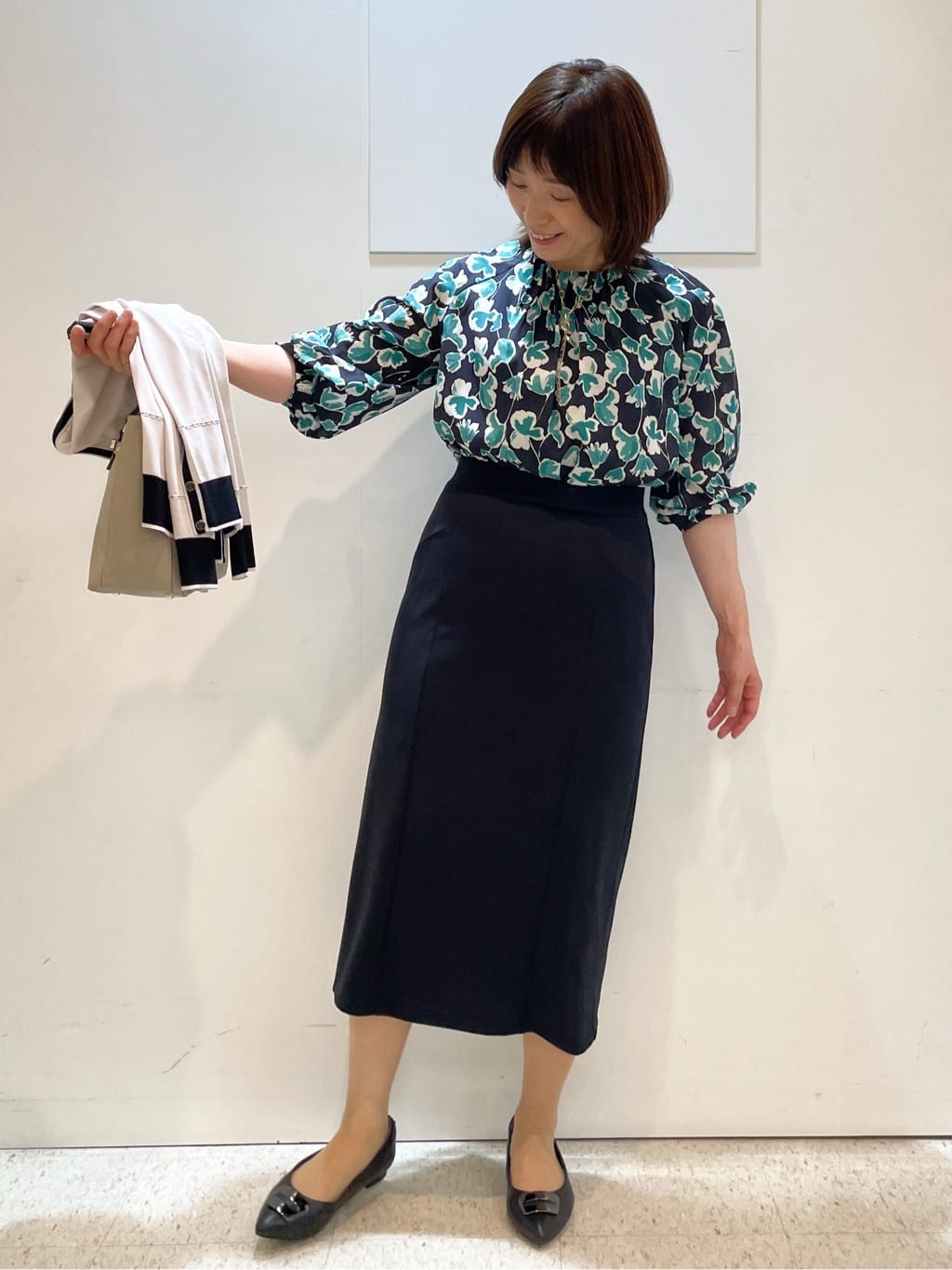めいさんの「Reflect｜【ジャケットのインナーにおすすめ◎】花柄タックデザインブブラウス」を使ったコーディネート