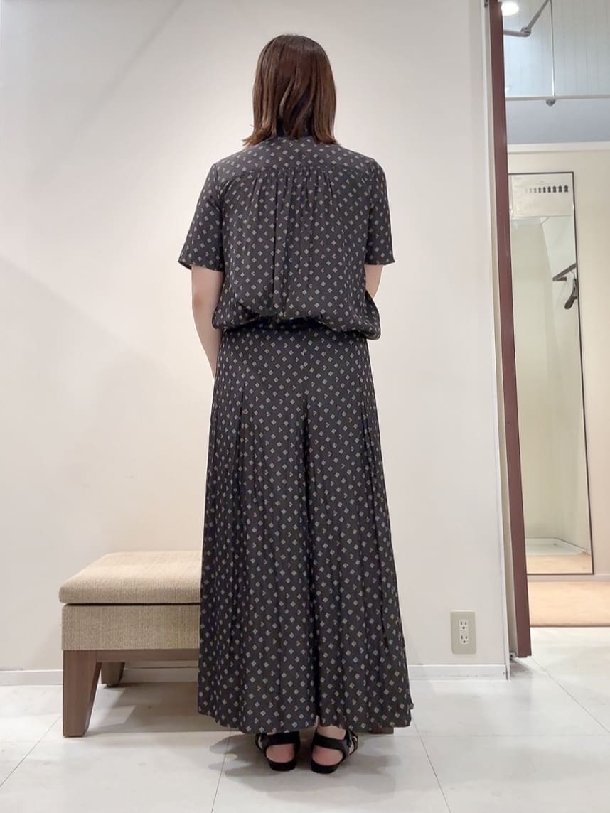 YUIさんの「UNTITLED｜【セットアップ可/リラクシー/通勤】スクエアジオメ柄ブラウス」を使ったコーディネート