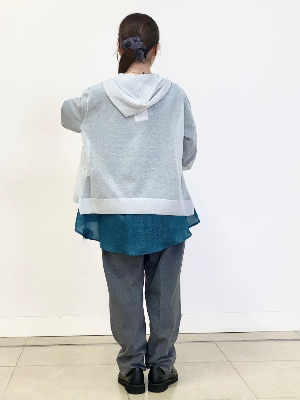 tomominさんの「Reflect｜【寒暖差対策に◎／手洗い可／旅行や通勤に】フード付きシアーカーディガン」を使ったコーディネート