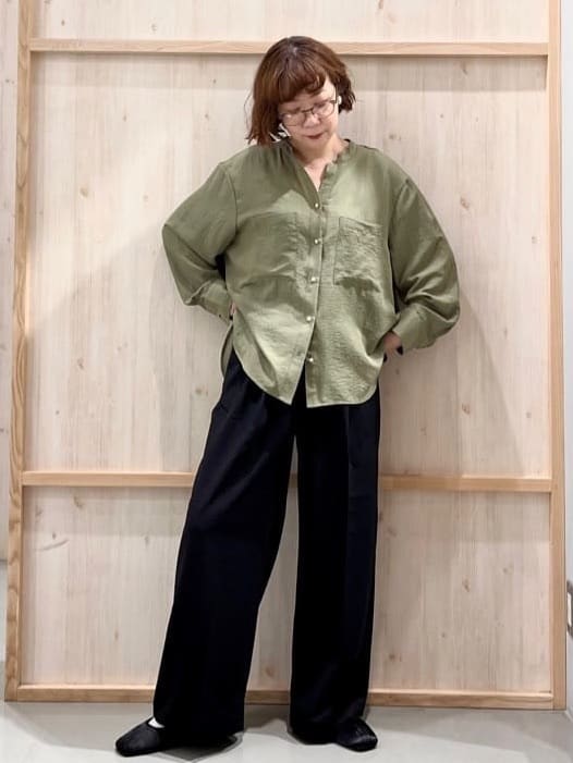 nakoさんの「THE SHOP TK｜【通勤にもデイリーにも】ダブルポケットスキッパーシャツ/洗濯機OK」を使ったコーディネート