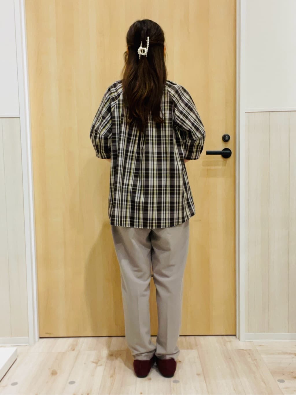 minamiさんの「SHOO･LA･RUE｜【S-LL/洗濯後しわになりにくい】ランタンスリーブで女性らしく 5分袖スキッパーブラウス」を使ったコーディネート