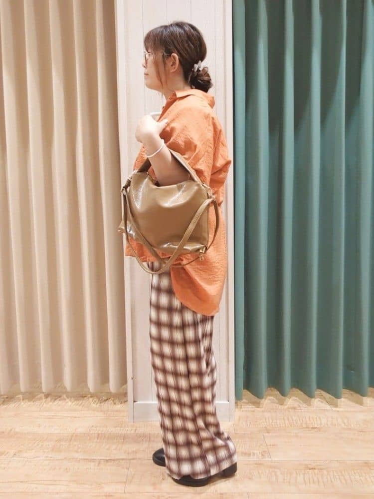 タガさんの「SHOO･LA･RUE｜【洗える/S-LL/5分袖】1枚でも羽織としても。さらさらドレープシャツ」を使ったコーディネート