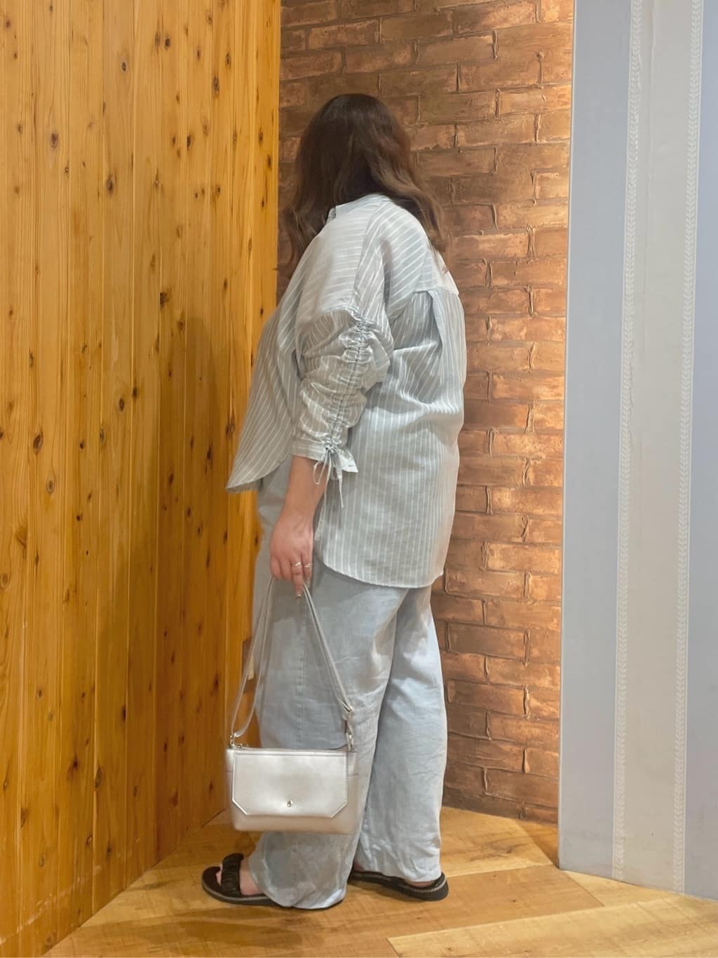 Risaさんの「SHOO･LA･RUE｜【S-LL】程よい透け感 ストライプ柄 お袖ギャザーデザインシャツ」を使ったコーディネート