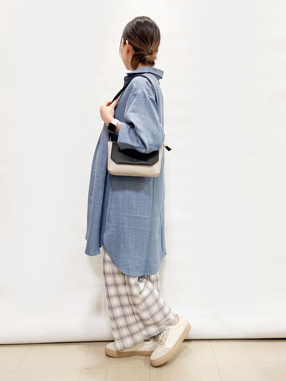 bulさんの「SHOO･LA･RUE｜【S-LL/体型カバー】さらっとしたタッチが魅力 デニムライクチュニック」を使ったコーディネート