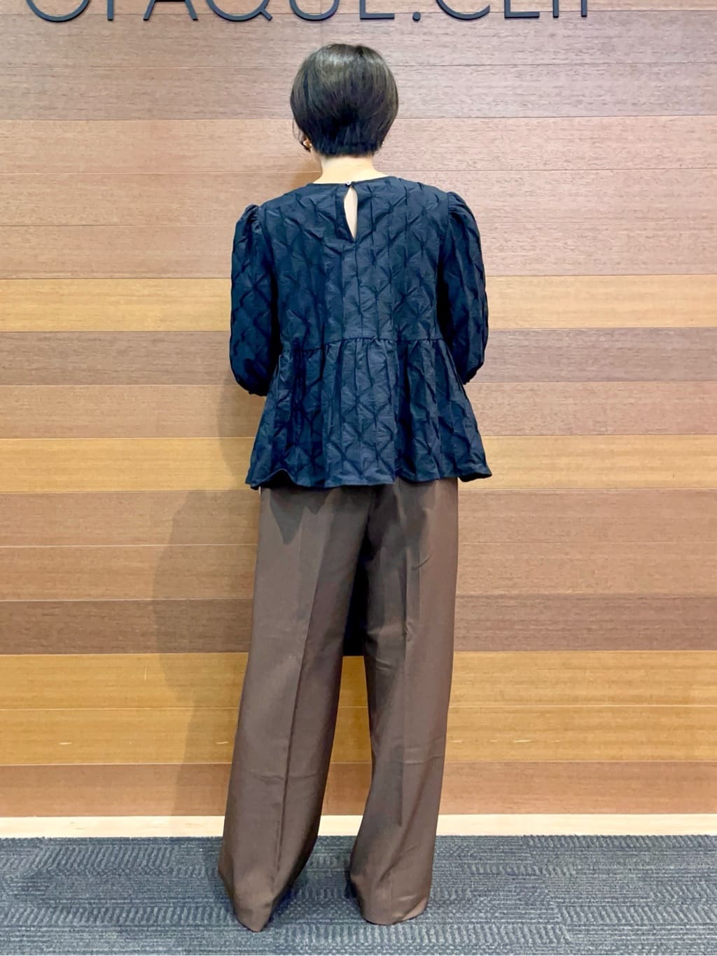 umiさんの「OPAQUE.CLIP｜ふくれジャカードペプラムブラウス【洗濯機洗い可】」を使ったコーディネート