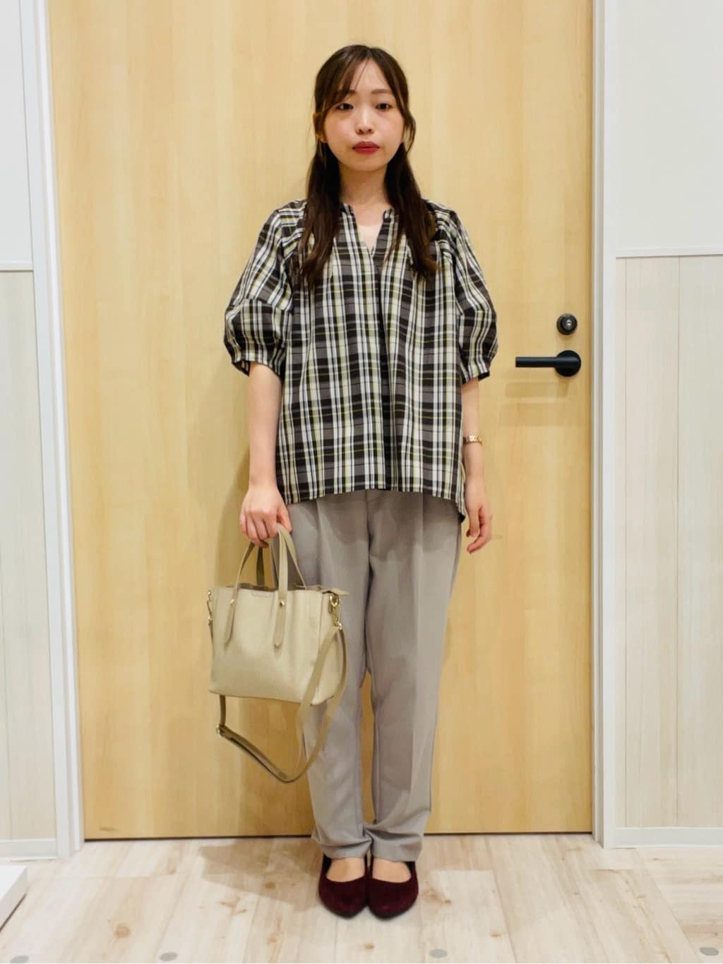 minamiさんの「SHOO･LA･RUE｜【S-LL/洗濯後しわになりにくい】ランタンスリーブで女性らしく 5分袖スキッパーブラウス」を使ったコーディネート