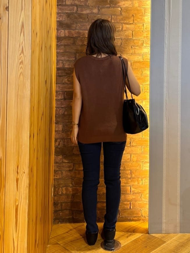 mieさんの「SHOO･LA･RUE｜【S-LL】ゴールドボタンが上品 大人のニットベスト」を使ったコーディネート