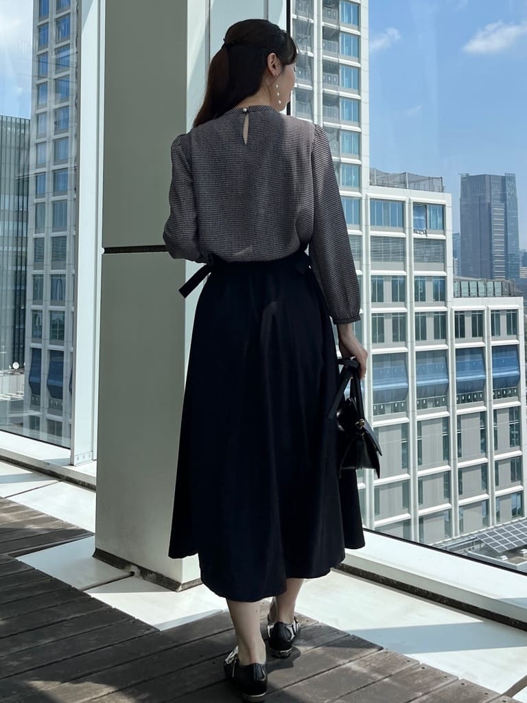はばさんの「Couture brooch｜【大人可愛い・パール取り外し・通勤】・タックタイチェック柄ブラウス」を使ったコーディネート