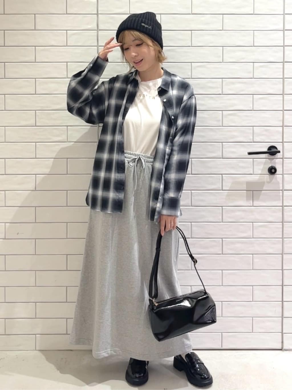 しおりさんの「OPAQUE.CLIP｜メタリック刺繍ロゴTシャツ【接触冷感／洗濯機洗い可】」を使ったコーディネート