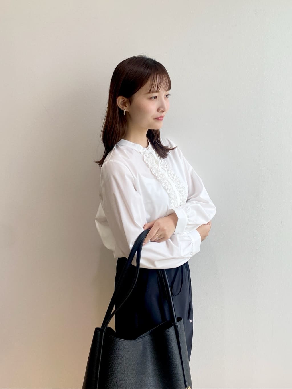 みさかさんの「index｜バンドカラーフリルブラウス【洗濯機OK／イージーアイロン／防シワ】」を使ったコーディネート
