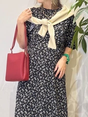 misakiさんの「SHOO･LA･RUE｜【S-LL】クラシカルな 花柄ワンピース」を使ったコーディネート